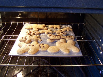 gingerbread boy cookies with raisins in the oven