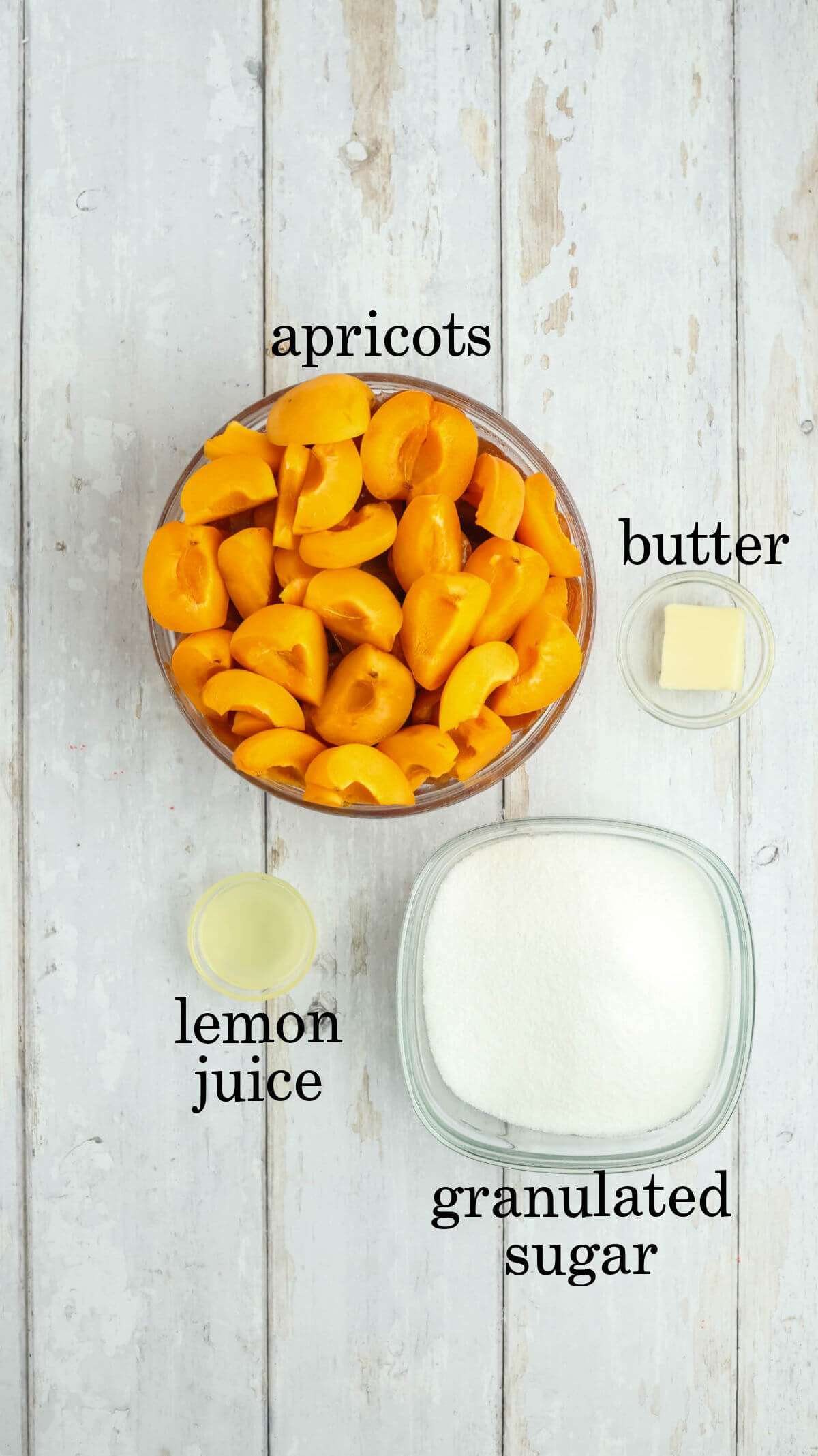 Ingredients for apricot jam.