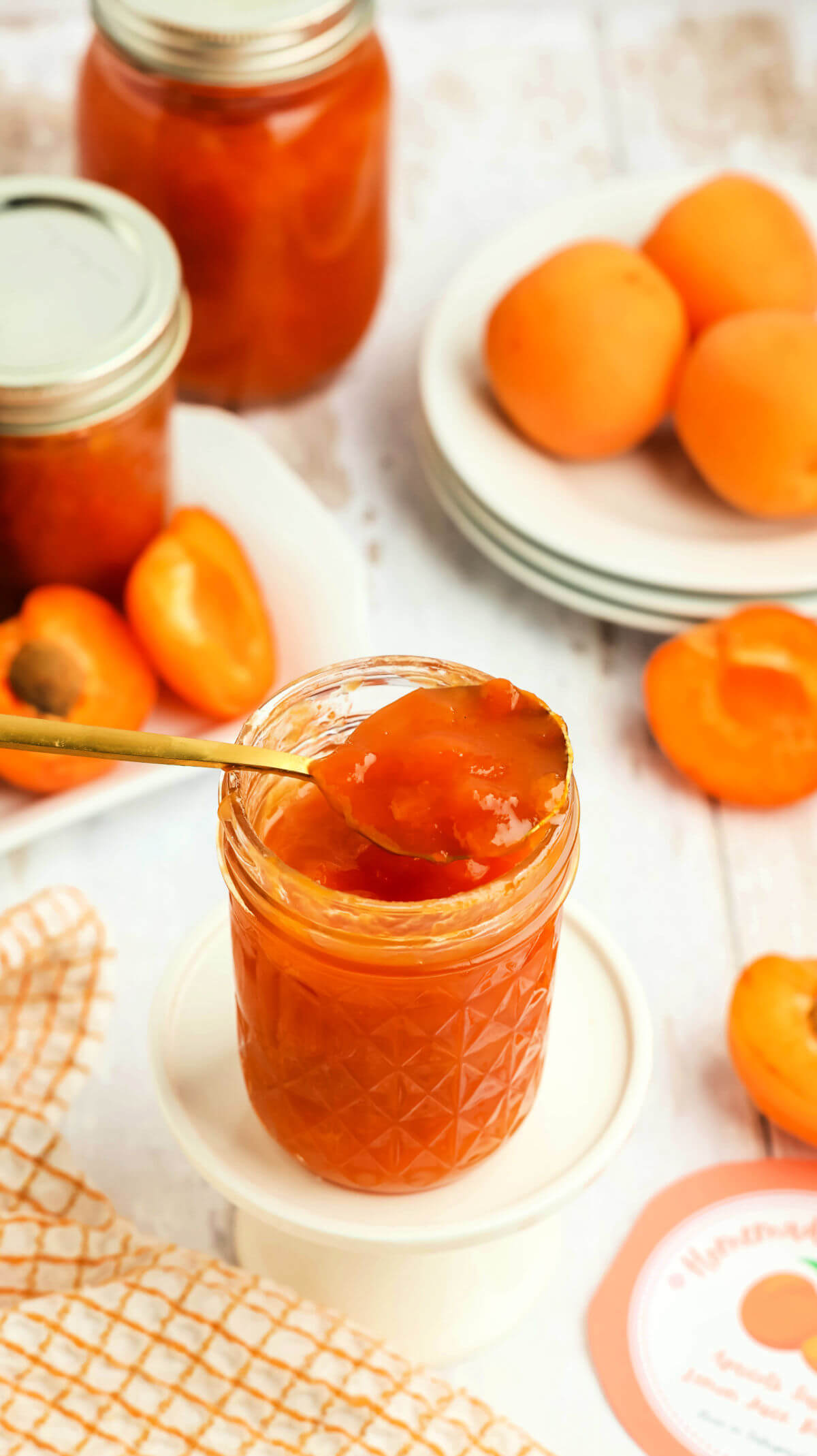 Ladling apricot jam without pectin in jars.