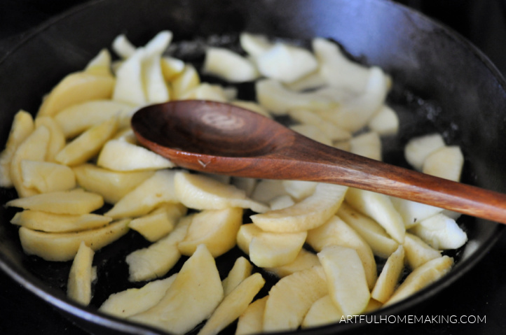 apples in cast iron skillet