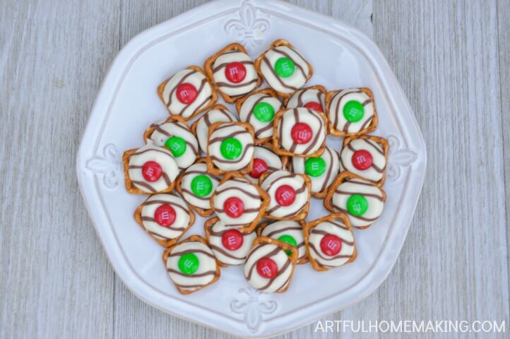 Christmas Pretzel Hugs M&M Treats