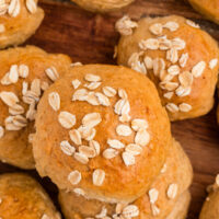 Oatmeal dinner rolls on a tray.