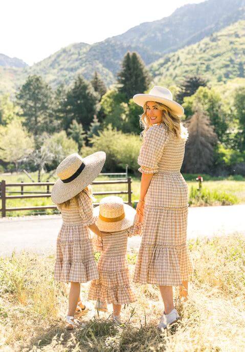 neutral family photo outfits