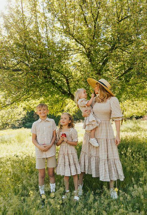 neutral brown family picture outfits